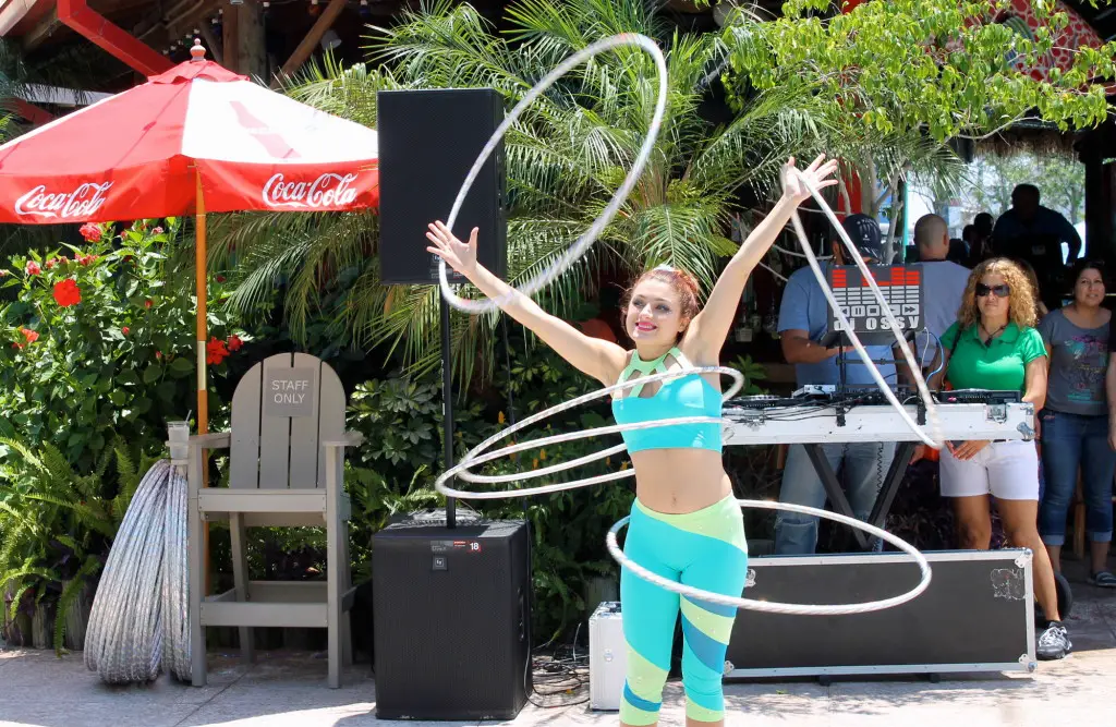 Hula hoop performer. Photo: Paula Bendfeldt-Diaz. All Rights Reserved.