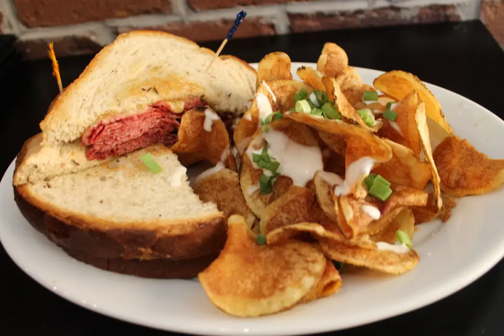 corned beef sandwich with chips