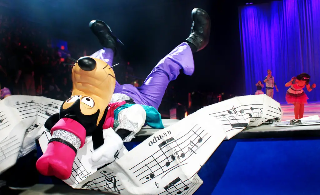 Goofy at the Disney on Ice Rockin ever after show